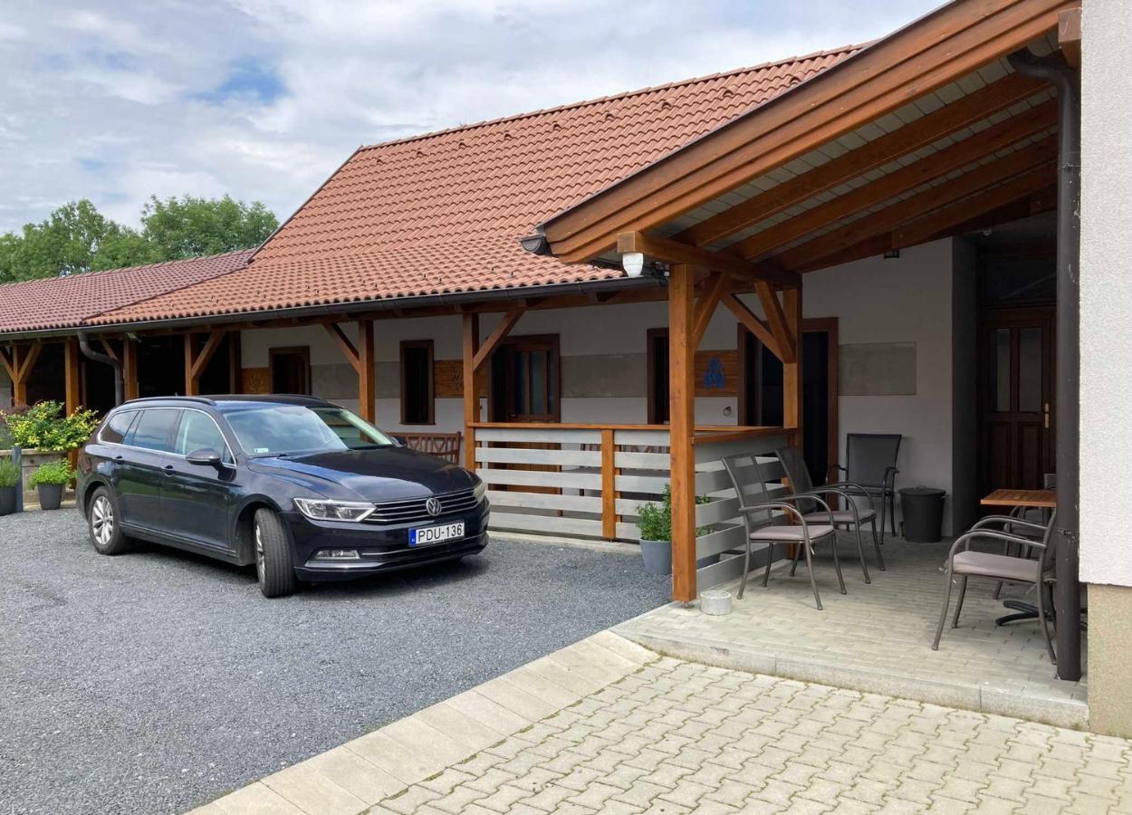 Toronyi Vendeghaz Hotel Bagian luar foto
