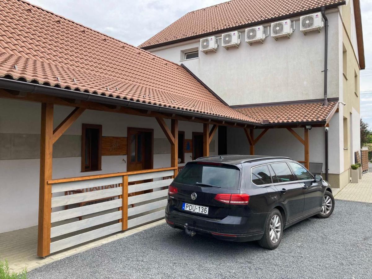 Toronyi Vendeghaz Hotel Bagian luar foto