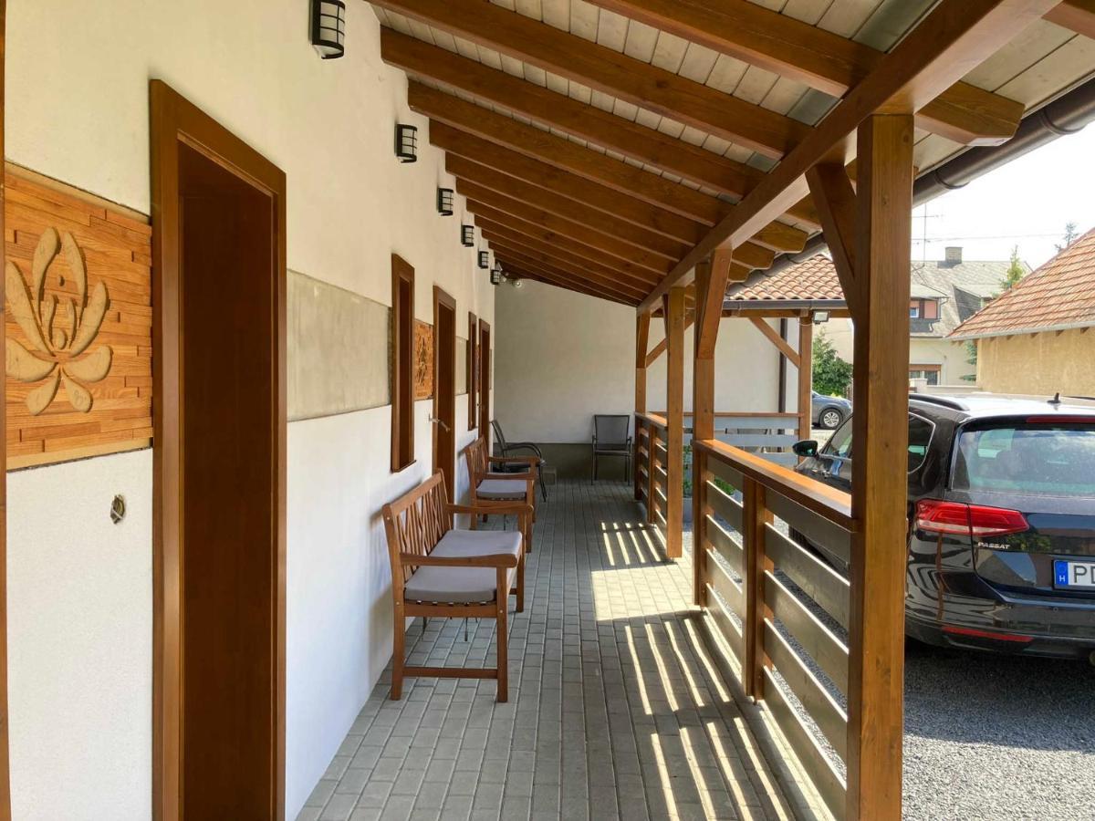 Toronyi Vendeghaz Hotel Bagian luar foto