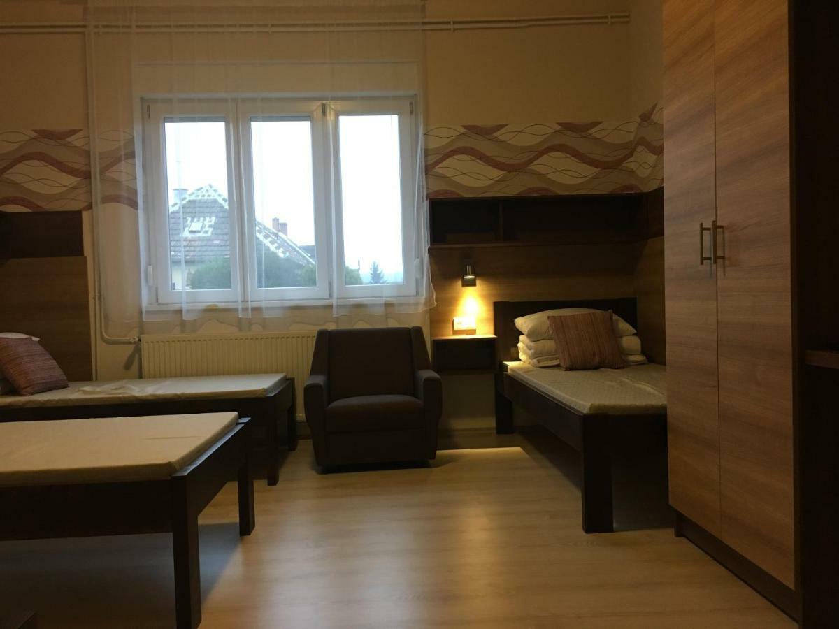 Toronyi Vendeghaz Hotel Bagian luar foto